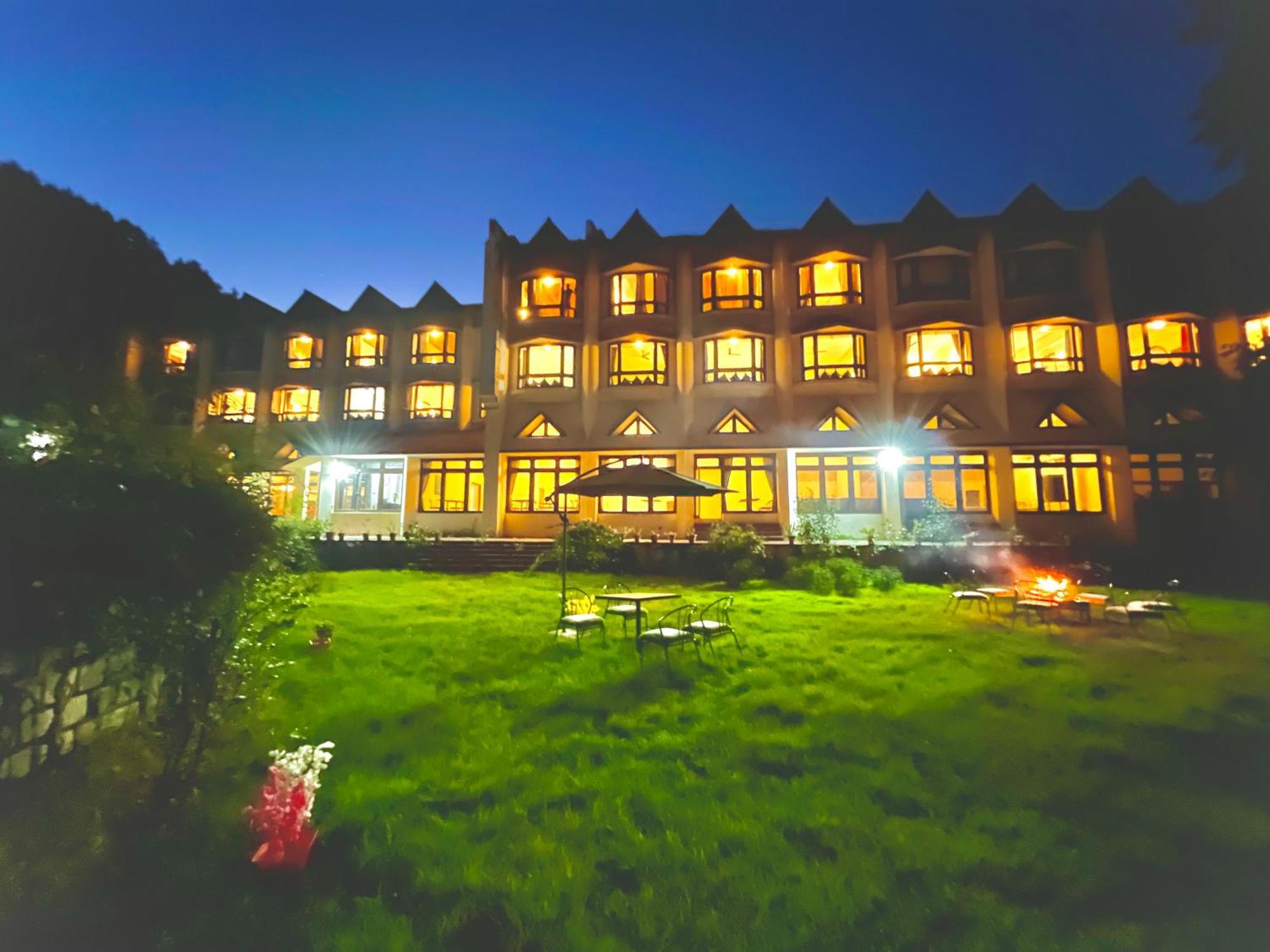 Sagar Resort !! Mountain View ! Luxury Stay ! Family Resort ! Private Parking ! Near Mall Road Manāli Eksteriør billede